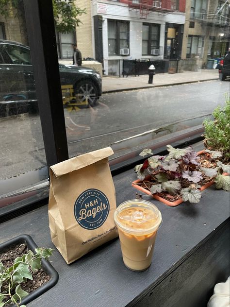 New York Brunch Aesthetic, New York Breakfast Aesthetic, Nyc Bagel Shops, Nyc Lower East Side, New York Bagels Aesthetic, Nyc Bagel Aesthetic, New York Cafes, New York Coffee Shop Aesthetic, Bagel Shop Aesthetic