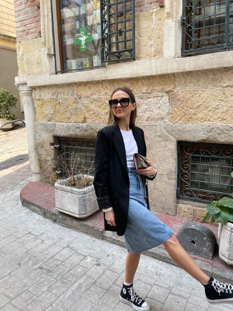 A denim skirt outfit with a black blazer and converses #fashion #aesthetic #outfitgoals #outfitideas #outfitstyle #ootd #ootdfashion #look #lookoftheday #denimskirt #instagram #inspiration #instagood #istanbul Ootd Blazer, Denim Long Skirt, Denim Skirt Outfit, Denim Skirt Outfits, Black Denim Skirt, Skirt Outfit, Outfit Goals, Fashion Aesthetic, Black Blazer