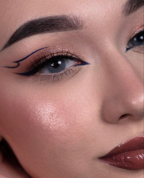 Black Graphic Eyeliner Hooded Eyes, Grafic Liner Make Up, Eyeliner Styles Aesthetic, Grafic Eyeliner Makeup, Black And White Graphic Liner, Graphic Eyeliner For Hooded Eyes, Silver Eyeliner, Vampire Bride, Cute Eye Makeup