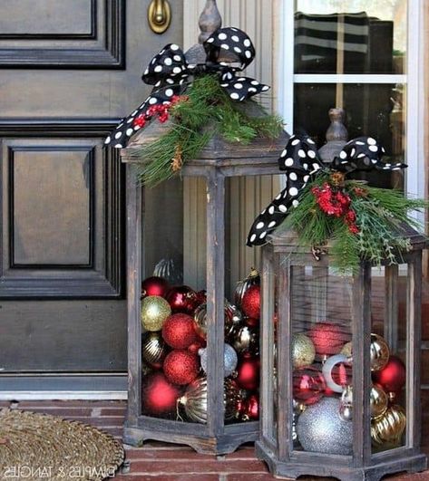 Julkransar Diy, Christmas Lantern Ideas, Christmas Ladder, Outdoor Christmas Diy, Elegant Christmas Decor, Lantern Ideas, Christmas Front Doors, Christmas Front Porch, Diy Christmas Decorations