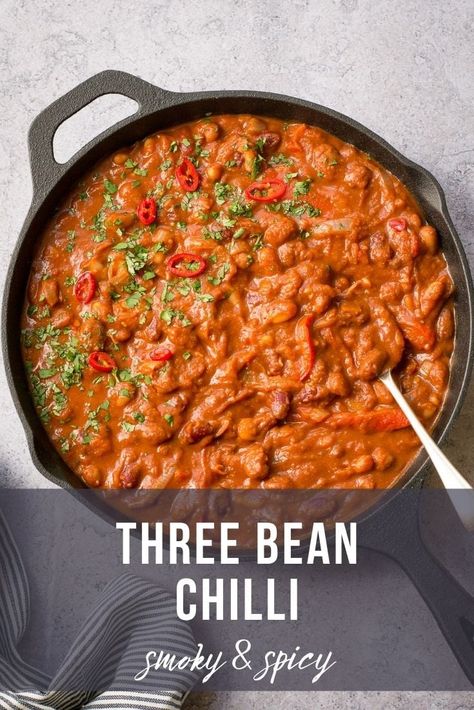 A rich and smoky 3 bean chilli that combines borlotti, cannellini and kidney beans with spices, chilli and a hint of cocoa for a sensational sauce. Vegan Chilli Con Carne, Vegan Freezer Meals, Spicy Vegan Recipes, Everyday Dinners, Vegan Chilli, Cheap Vegan Meals, Moussaka Recipe, Lazy Vegan, Cheap Vegan