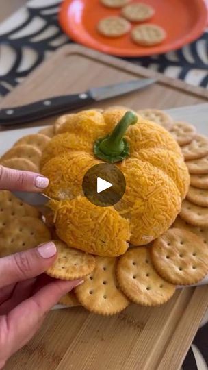 Pumpkin Cheese Ball, Halloween Taco Dip, Layer Taco Dip, 7 Layer Taco Dip, Layered Taco Dip, Halloween Party Appetizers, Halloween Food Appetizers, Recipes Pumpkin, Holiday Appetizers Easy