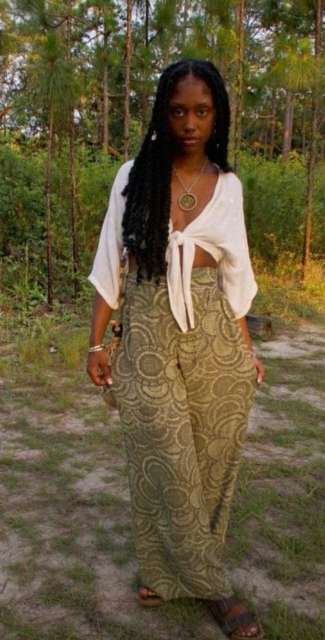 Earthy Outfits Black Women Winter, Earthy Minimalist Outfits, Modest Earthy Outfits Black Women, Spiritual Outfits Black Women, Boho Chic Outfits Black Women, Earth Tone Outfits Black Women, 70s Bohemian Fashion, Earthy Black Woman Aesthetic Outfits, Bohemian Black Women