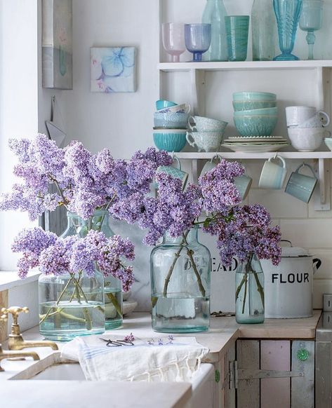 Lilac Kitchen, Cocina Shabby Chic, Lilac Bush, Glory Of The Snow, Pastel Kitchen, Kitchen Images, Colour Combo, Pretty House, Home Decor Pictures