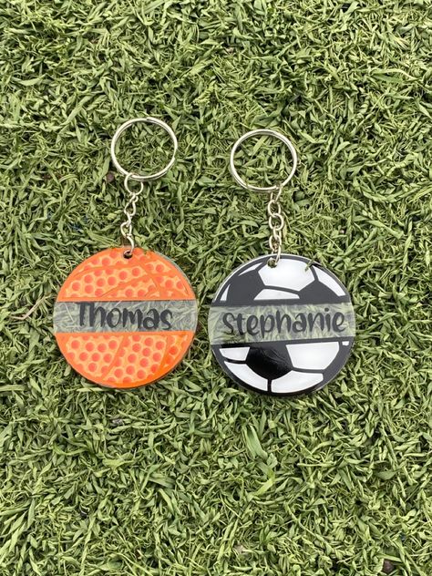 Diy Basketball, Bracelet Keychains, Mom Keychain, Acrylic Keychains, Keychain Design, Barbie Birthday, Diy Keychain, Sports Gifts, Keychain Gift