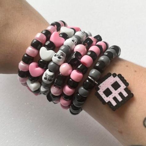 Goth Kandi Bracelets, Goth Kandi, Scene Bracelets, Kandi Singles, Pulseras Kandi, Kandi Inspo, Diy Kandi Bracelets, Pony Bead Bracelets, Diy Kandi