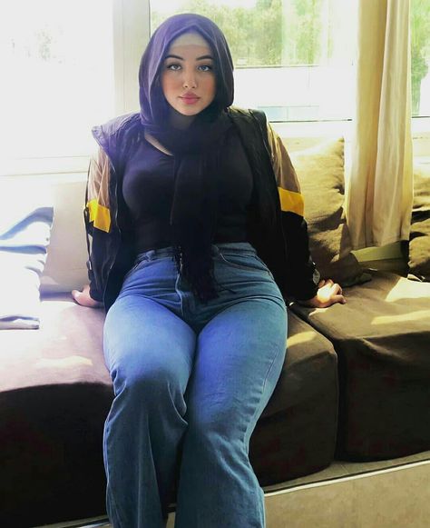 Dubai Women Fashion, Plus Size Work Dresses, Hijab Fashionista, Muslim Women Fashion, Muslim Women Hijab, Beautiful Muslim Women, Arab Women, Curvy Women Jeans, Muslim Girls