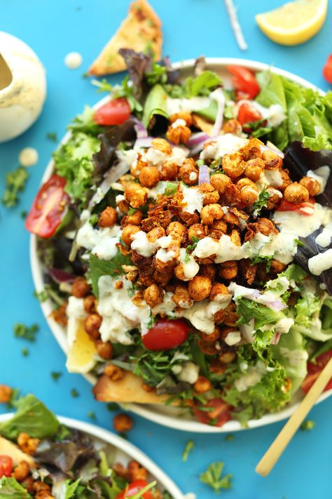 All of the flavor of a chickpea shawarma sandwich in a salad! Mediterranean-spiced chickpeas, fresh salad, and a 3-ingredient Garlic Dill dressing! Chickpea Shawarma, Shawarma Salad, Plats Healthy, Diet Dinner Recipes, Minimalist Baker, Vegetarian Salads, Chickpea Recipes, Simple Food, Makanan Diet