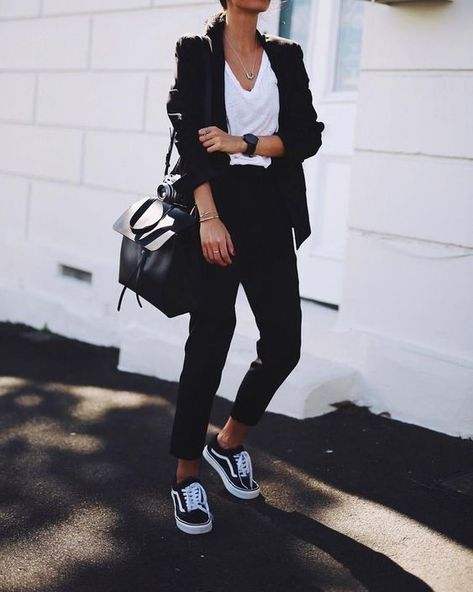 Como combinar blazer y tenis para esta temporada Black Vans Outfit, Fashion Combinations, Vans Outfit, 30 Outfits, Blazer Outfit, Vans Style, Black Vans, Elegante Casual, Work Clothes