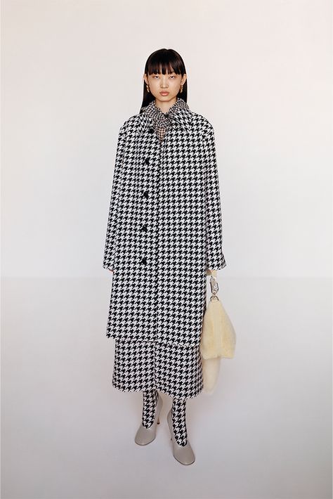 Burberry Spring/Summer 2024 Collection | Hypebeast Burberry Resort 2024, Resort 2024, Luxury Outerwear, Professional Stylist, Burberry Prorsum, 2024 Fashion, 2024 Collection, Cashmere Scarf, British Style