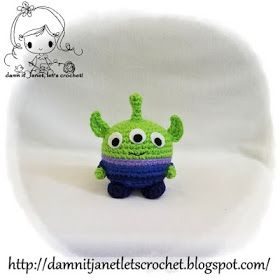 Musings of an Average Mom: Pixar Crochet Patterns Crochet Claw Machine, Crochet Small Keychain Pattern Free, Toy Story Alien Crochet, Crochet Toy Story, Alien From Toy Story, Crochet Totoro, Crochet Keyring, Disney Crochet, Alien Patterns