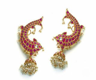 Kempu earrings designs Makara Kundanalu, Bollywood Brides, Amrapali Jewellery, Amrapali Jewels, Gold Jhumkas, Gold Earrings Models, Gold Jewelry Simple Necklace, Beautiful Gold Necklaces, Antique Jewelry Indian