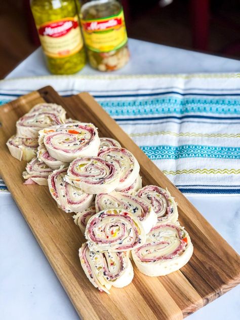 Ham Cream Cheese Olive Roll Up, New Orleans Appetizers Finger Foods, Snack Appetizers For Party, Muffuletta Pinwheels, New Orleans Appetizers, Olive Cream Cheese, Party Pinwheels, Nola Food, Muffaletta Sandwich