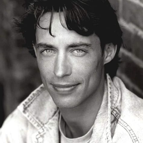 💥fanpage of tom cavanagh⚡ on Instagram: “Oye pero que joven 😍 hey but how young 😍😍 I'm dead 🤯😱😵 ________________________ #tomcavanagh #cavanaghtom #beautiful #beauty…” Tom Cavanagh, Eobard Thawne, Beauty Fair, Reverse Flash, Minecraft Drawings, Mighty Morphin Power Rangers, The Flash, Power Rangers, Celebrity Crush