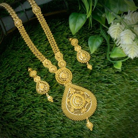 Waman Hari Pethe Sons Gold Aram Designs Latest, Har Design Gold New, Long Gold Necklace Designs Latest, Latest Gold Necklace Set, Latest Gold Necklace, Latest Gold Jewellery, Wedding Jewelry Sets Bridal Jewellery, Indian Wedding Jewelry Sets, Gold Pearl Jewelry