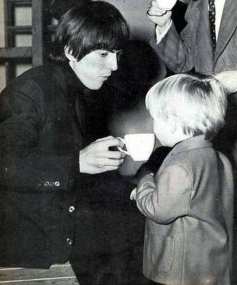 George with julian Guys Trip, Beatles George, Beatles Photos, John Lennon Beatles, Beatles John, Tea Culture, The Fab Four, Ringo Starr, George Harrison