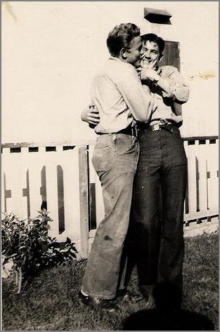 Homo History: More Vintage Gay Couples Gay History, Lgbt History, Vintage Couples, Men Kissing, Gay Romance, The Embrace, Two Men, Gay Love, 인물 사진