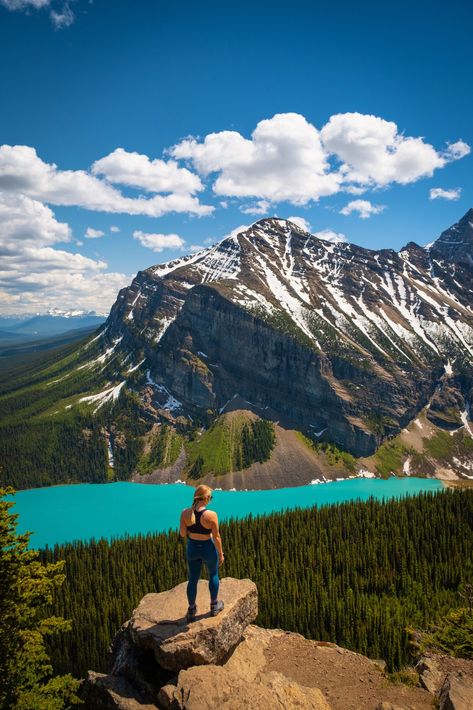 21 Amazing Things to Do in Lake Louise - The Banff Blog Best Hiking Clothes For Women, Lake Agnes, Fairmont Chateau Lake Louise, Hiking Clothes, Hiking Outfit Women, Travel Destinations Bucket Lists, Cascade Mountains, Outdoor Research, Lake Louise