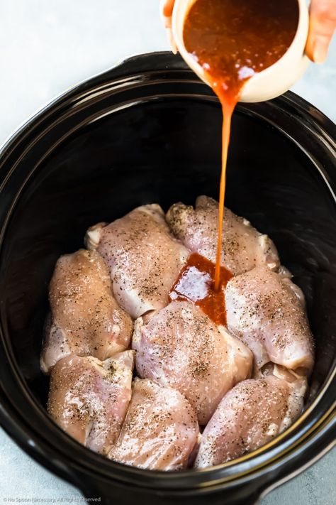 Sweet Chili Recipe, Bbq Chicken Thighs, Sweet Chili Chicken, Chili Sauce Recipe, Slow Cooker Bbq Chicken, Sweet Chicken, Chili Chicken, Slow Cooker Bbq, Crockpot Dishes