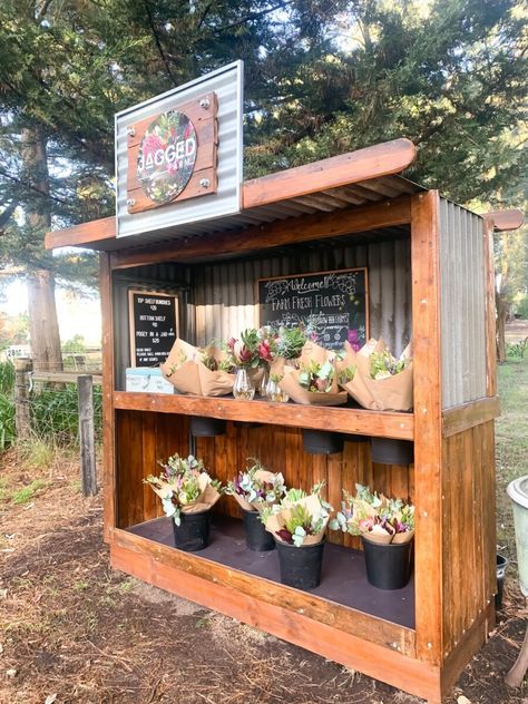 We sell fresh native flower bunches and posies direct from our farm to you. Diy Flower Stand Display, Art Ideas For Home, Farmers Market Stand, Farmers Market Display, Flower Bunches, Produce Stand, Cut Flower Farm, Vegetable Stand, Farm Gate