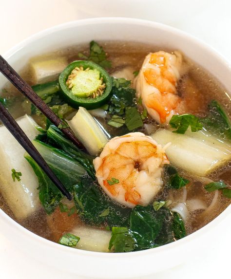 This Spicy Shrimp Pho is a twist on the traditional Vietnamese soup made with hot steaming chicken broth, shrimp, cilantro and lime juice! Pho Seafood, Seafood Pho Recipe, Shrimp Pho Recipe, Pho Shrimp, Spicy Pho, Shrimp Pho, Asian Soup Recipes, Chef Savvy, Vietnamese Soup