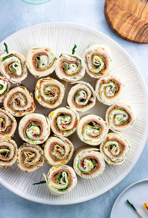 Enjoy the flavors of an Italian sub finger-food style with Italian Pinwheels! With pepperoni, salami, Provolone, and more, these easy to make sandwiches make a great lunch or prep-ahead party appetizer. Italian Rollups Appetizers, Appetizer Recipes With Pepperoni, Grinder Pinwheels, Italian Pinwheel Appetizers, Italian Appetizers Easy Finger Foods, Finger Sandwiches Party, Italian Party Food, Italian Pinwheel, Rollups Appetizers