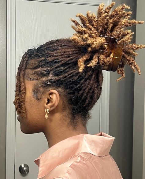 @locdynn Loc Highlights Black Women, Loc Highlights, Locs With Highlights, Loc Aesthetic, Highlights Black Women, Micro Locks, Long Locs, Twist Cornrows, Natural Hair Woman