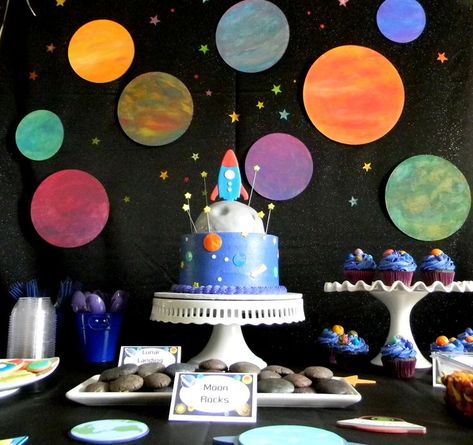 20 ideas for a Fabulous Outer Space Party Space Party 019 photo Space Themed Birthday Party, Space Themed Birthday, Planet Birthday, Planet Party, Space Party Decorations, Alien Party, Astronaut Party, Astronaut Birthday, Space Theme Party