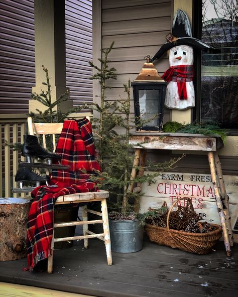 Winter Porch Decorations, Christmas Sled Decoration, Country Deco, Christmas Tree Decorating Ideas, Tree Decorating Ideas, Christmas Cabin, Outside Christmas Decorations, Christmas Tree Decorating, Porch Decorations