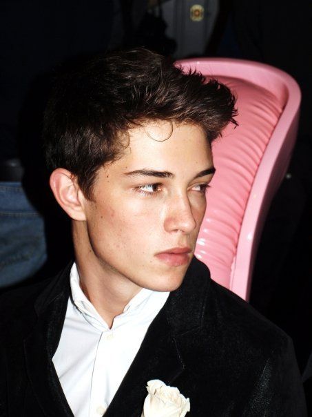 Tim Drake Red Robin, Strong Jawline, Francisco Lachowski, Tim Drake, Attractive People, Pretty Men, Male Models, Celebrity Crush, No. 2