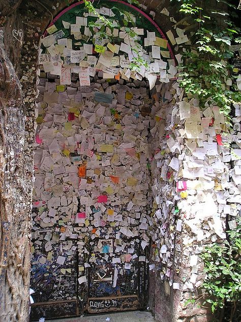 Wall Of Love, Verona, Italy. Notes left by people on the doors/entrance of Romeo & Juliet. Been there and loved it! Romeo I Julia, Tam Film, Letters To Juliet, Romeo Und Julia, Verona Italy, Bohol, Samar, To Infinity And Beyond, Future Travel