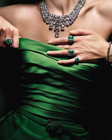 Fay Hart no Instagram: “Time to leave #sweetdreams #finejewelry #😘😘😘 #dress #design #elegant #chic #green #love #fashion #stunning” Hugo Book, Seven Husbands Of Evelyn Hugo, Evelyn Hugo, Smash The Patriarchy, Green Aesthetic, Book Characters, The Seven, Book Aesthetic, Old Hollywood