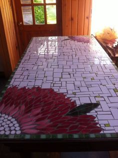 Mosaic Furniture Ideas, Mosaic Tables, Mosaic Furniture, Patio Decor Ideas, Painting Tile Floors, Mosaic Table Top, Diy Patio Decor, Stone Patio, Mosaic Stained