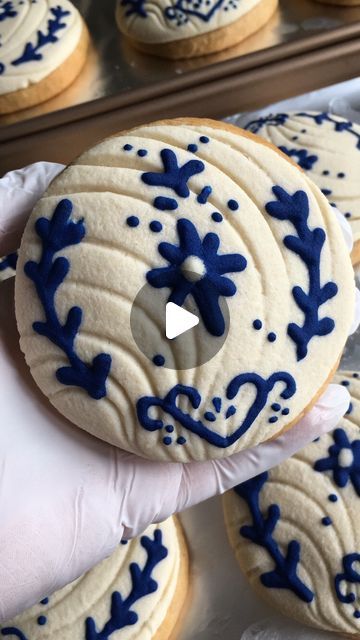 Gloria Ruiz on Instagram: "Talavera inspired Conchas 💙  #talavera #conchas #veganconchas #pandulce #baking #bread #foodblogger #foodart #sugarart #mexico #wedding #events #losangeles #inglewood" Talavera Quinceanera, Concha Designs, Mexican Wedding Food, Talavera Cake, Wl Recipes, Mexican Breads, Mexican Wedding Decorations, Talavera Wedding, Charro Wedding