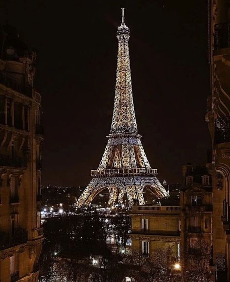 Vacation Images, Torre Eiffel Paris, Eiffel Tower At Night, Paris Tour Eiffel, Romantic Paris, Paris Vacation, Beautiful Paris, Paris Images, Europe Photos