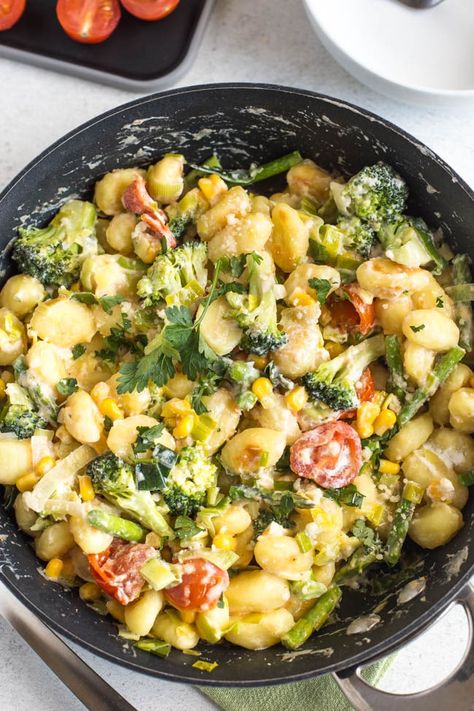 Gnocchi Primavera, Vegetarian Gnocchi Recipes, Simple Vegetarian Dinner, Creamy Gnocchi, Primavera Recipe, Gnocchi Dishes, Easy Vegetarian Dinner, Pasta Primavera, Gnocchi Recipes