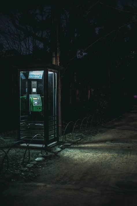 Phone Booth Aesthetic Dark, Empty Street, Single Art, Lab Rats, Telephone Booth, Phone Booth, Reference Photos, Dark Night, Cute Couple Pictures