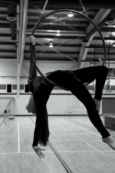 dance Easy Aerial Hoop Poses, Aerial Hoop Aesthetic, Hoop Tricks, Aerial Hoop Moves, Lyra Hoop, Aerial Lyra, Aerial Hoop Lyra, Lyra Aerial, Aerial Gymnastics