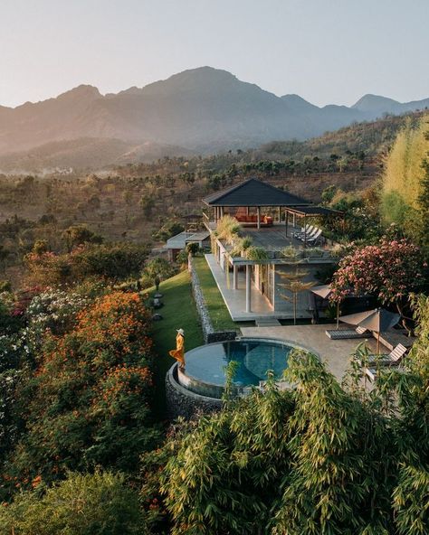 Minimalist Villa, Mountain Villa, Villa Bali, Villa Design Architecture, Villas In Italy, Resort Architecture, Design Villa, Tropical Architecture, Retreat House