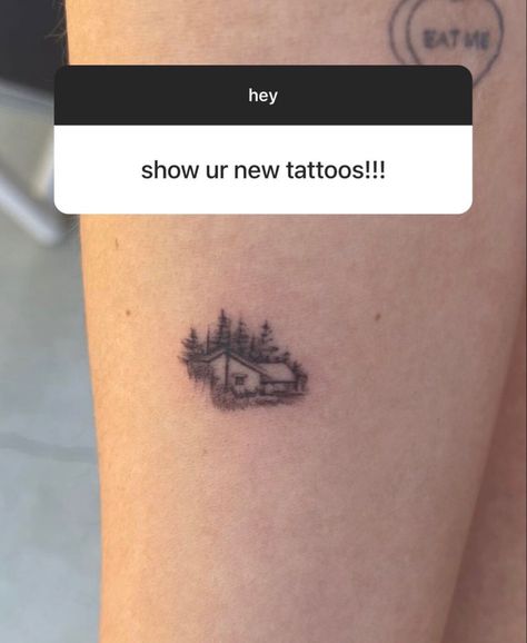 Tiny Cabin Tattoo, Mini Tattoo Finger, Log Cabin Tattoo, Aesthetic Mini Tattoo, Nature Tattoos Simple, Cabin Tattoo, Tattoos Baddie, Unforgettable Tattoo, Woods Tattoo