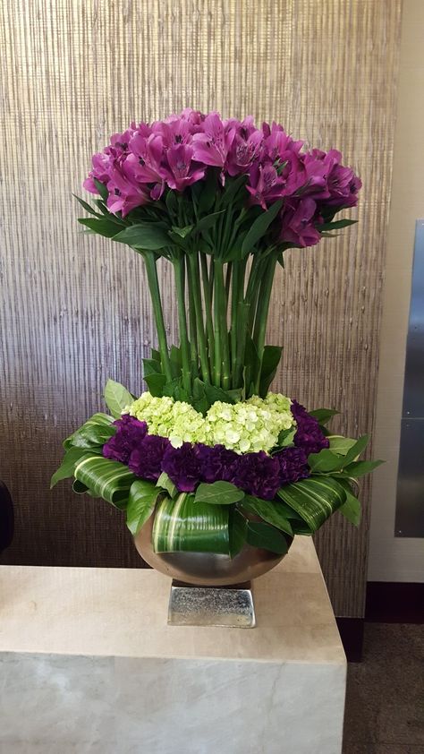 Topiary style with purple alstromeria, mini green hydrangea and novelty purple carnations Mini Green Hydrangea, Gardening Apparel, Floral Topiaries, Niche Wheels, Contemporary Flower Arrangements, Tattoo Plant, Altar Flowers, Large Flower Arrangements, Corporate Flowers