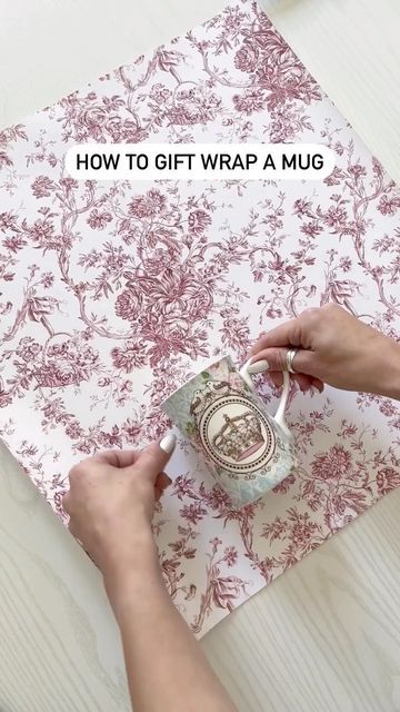 Wrap A Mug, Pretty Gift Wrapping Ideas, Gift Wrapping Techniques, Creative Gift Wraps, Gift Wrapping Inspiration, Gifts Wrapping Diy, Seni Dan Kraf, Simple Gift Wrapping, Creative Gift Wrapping