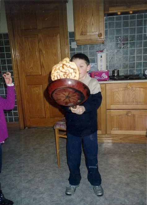 Early starter: Young Niall learns to cook Niall Horan Baby, Gambar One Direction, One Direction Niall, One Direction Photos, Irish Princess, Irish Boys, One Direction Memes, James Horan, One Direction Pictures