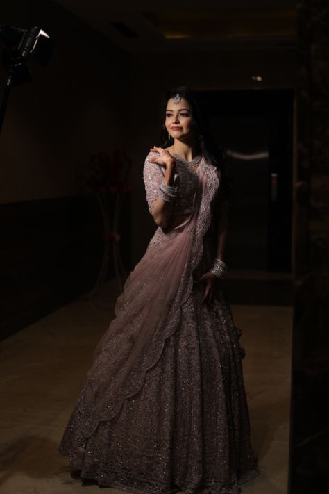 Solo Poses, Engagement Dress For Bride, Indian Bride Poses, Sisters Photoshoot Poses, Reception Bride, Bride Photos Poses, Engagement Photography Poses, Wedding Portrait Poses, Bridal Photography Poses