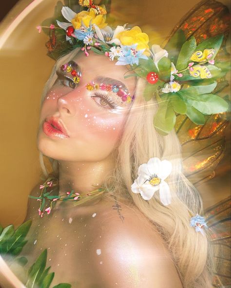 Fairy look, red ombré lip with gloss, white graphic liner, fairy wings, flowers under the brow, red cheeks with white freckles Forest Fairy Makeup Aesthetic, Earth Fairy Makeup, Makeup Ideas Fairy, Winx Makeup, Forest Fairy Makeup, Fairy Makeup Ideas, Makeup Looks Inspiration, Winx Club Fairy, Tropical Fairy