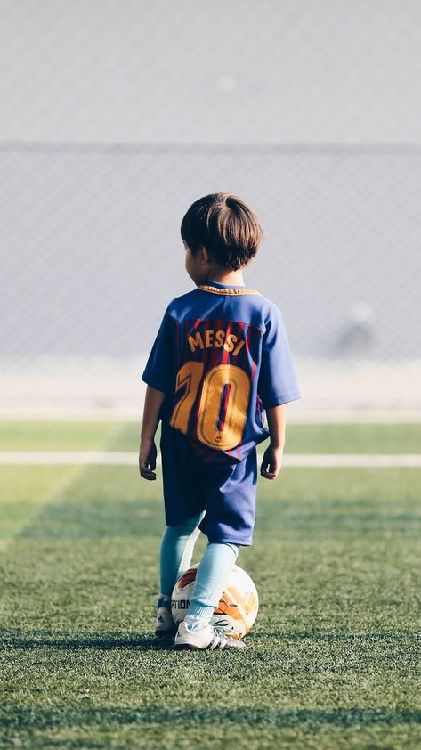 Kids Playing Football, Soccer Shoot, Toddler Soccer, Soccer Poses, Baby Boy Football, Football Tricks, Soccer Photography, Player Football, Messi Soccer