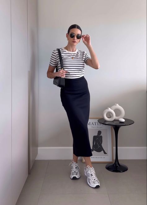 Bangkok Outfit, Pencil Skirt Outfits Casual, Denim Midi Skirt Outfit, Black Denim Skirt Outfit, Zara Midi Skirt, Black Silk Skirt, Look Zara, Pencil Skirt Outfits, Kaohsiung