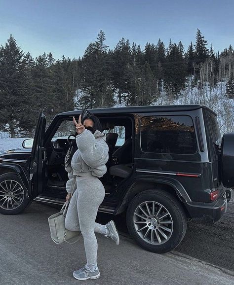 Cabin Trip Outfit Black Women, Ski Aesthetic Outfits, Snow Trip Outfit, Aspen Outfits, Cabin Trip Outfit, Snow Outfit Ideas, Gwagon Mercedes, Women Snowboarding Outfits, Girls Ski Trip