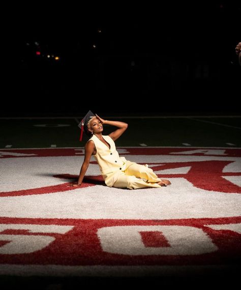 Black Grad Photoshoot, Graduation Photos Black Women, College Graduation Pictures Black Women, Creative Graduation Photoshoot, Poses For Graduation, Poses For Graduation Photos, Grad Fits, Graduation Pose, Highschool Graduation