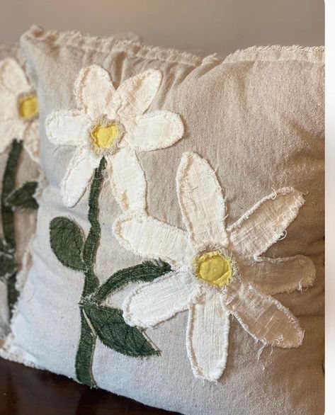 Handmade Throw Pillows, Spring Pillows Diy, Sewn Home Decor, Summer Pillow Covers, Easter Pillows Ideas, Diy Throw Pillow Covers, Spring House Decor, Flower Pillow Pattern, Neutral Fabrics